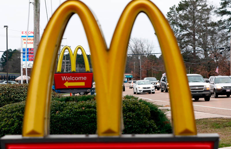 Illustration for article titled “Necesito que desnudes a una empleada”: cómo decenas de gerentes en McDonalds fueron engañados con una broma macabra